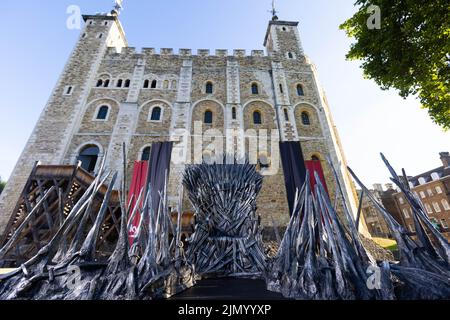 EDITORIALE UTILIZZARE SOLO il Trono di ferro fuori dalla Torre di Londra per segnare il lancio del prequel del Trono di Spade, House of the Dragon, in onda su Sky e il servizio di streaming ORA da agosto 22. Foto PA Data delle foto: Lunedì 8 agosto 2022.. Il trono viene esposto alla Torre di Londra oggi e domani, davanti alla prima House of the Dragon la prossima settimana a Leicester Square. I fan e i visitatori della Torre di Londra potranno scoprire di più sulla serie di notizie tramite un codice QR accanto al Trono di ferro. Il Trono visiterà quindi il paese, comprese le visite a Cardiff e a Edinbur Foto Stock