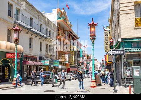 San Francisco, USA - 19 maggio 2022: Vista panoramica del grattacielo del quartiere finanziario del centro città visto da Portsmouth Square a Chinatown di San F. Foto Stock