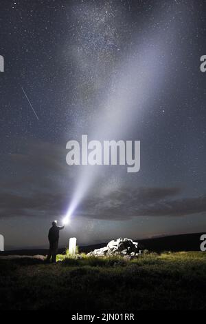 Teesdale/Weardale Border, North Pennines, County Durham, Regno Unito. 8th agosto 2022. Meteo Regno Unito. Cielo limpido e temperature notturne più fresche hanno permesso di godere di una bella vista della Via Lattea che si estende sopra le Pennine Nord sul confine di Teesdale/Weardale nella contea di Durham la notte scorsa. Credit: David Forster/Alamy Live News Foto Stock