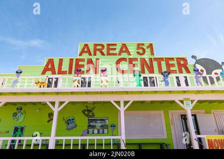 Pahrump, USA - 23 maggio 2022: Area 51 Alien Center Convience negozio e distributore di benzina in autostrada da Vegas a Death Valley con arredamento alieno. Foto Stock