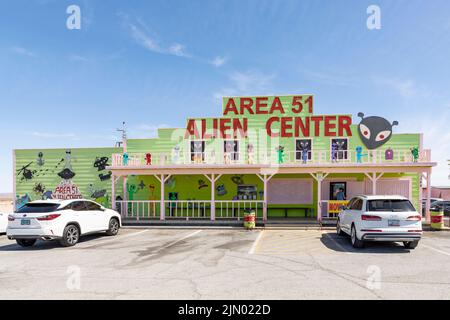 Pahrump, USA - 23 maggio 2022: Area 51 Alien Center Convience negozio e distributore di benzina in autostrada da Vegas a Death Valley con arredamento alieno. Foto Stock