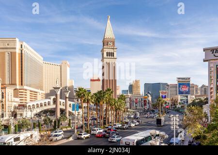 Las Vegas, USA - 23 maggio 2022: Vista sulla Strip e l'hotel e casinò veneziano di giorno. Foto Stock