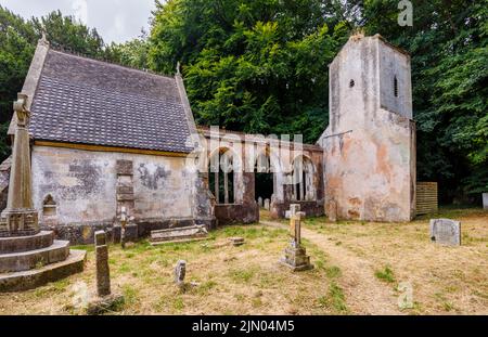 Antiche rovine all'interno della chiesa di St Mary in Bicton Park Botanic Gardens vicino East Budleigh nel Devon orientale, Inghilterra sud-occidentale Foto Stock