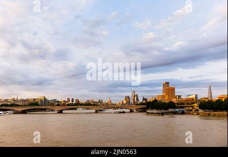 Vista verso nord-est sul Tamigi e sul Ponte Waterloo fino alla Città di Londra e alla South Bank a Southwark da St Paul al Shard Foto Stock