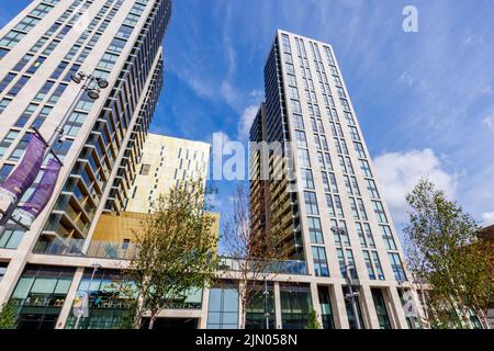 Vista delle torri del centro della città del nuovo recentemente completato Victoria Square sviluppo ad uso misto nel centro della città, Woking, Surrey, sud-est Inghilterra Foto Stock