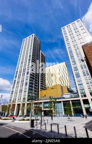 Vista delle torri del centro della città del nuovo recentemente completato Victoria Square sviluppo ad uso misto nel centro della città, Woking, Surrey, sud-est Inghilterra Foto Stock