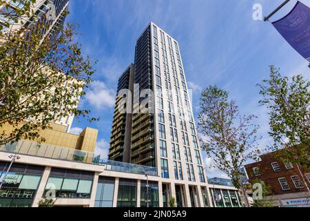 Vista delle torri del centro della città del nuovo recentemente completato Victoria Square sviluppo ad uso misto nel centro della città, Woking, Surrey, sud-est Inghilterra Foto Stock