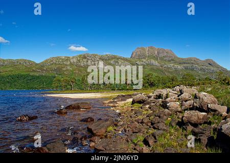 SLIOCH MOUNTAIN WESTER ROSS SCOZIA IN ESTATE ROCCE NERE SULLA COSTA DI LOCH MAREE E SCOTS PINI Foto Stock