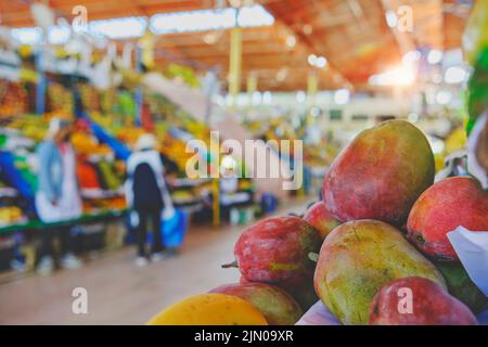 Arequipa, Peru - ago, 2022: Vendita di frutta e verdura fresca nel mercato centrale, Mercado San Camilo. Foto Stock