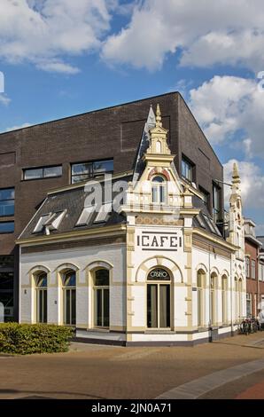 Tilburg, Paesi Bassi, 15 luglio 2022: Facciata storica combinata con un edificio moderno Foto Stock