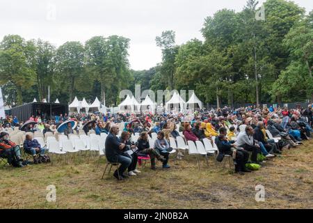 Spettatori che guardano un concerto sotto la pioggia al Django Reinhardt Festival di Fontainebleau, Francia. Foto Stock