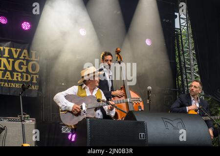 Tchavolo Schmitt si esibisce sul palco al Festival Django Reinhardt 2022, a Fontainebleau, Francia. Foto Stock