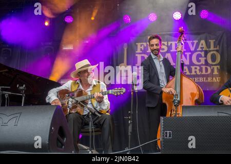 Tchavolo Schmitt si esibisce sul palco al Festival Django Reinhardt 2022, a Fontainebleau, Francia. Foto Stock