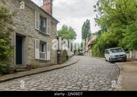 Edifici pittoreschi e strada di ciottoli fino al centro, Samois sur seine, Ile de France, Francia Foto Stock