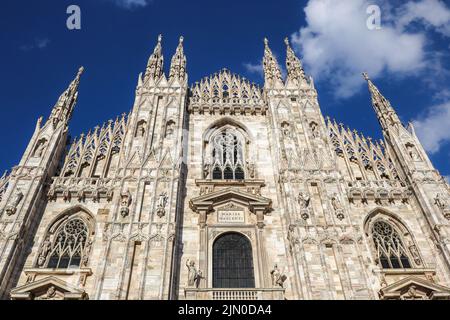 Vista frontale della Cattedrale di Milano nel Nord Italia. Sotto Vista della Cattedrale Metropolitana-Basilica della Natività di Santa Maria in Lombardia con Cielo Blu Foto Stock