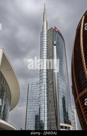 Milano, Italia - 26 giugno 2022: Vista verticale della Torre UniCredit nel quartiere porta Nuova. Glass Tall Skyscraper in Italia con cielo nuvoloso. Foto Stock