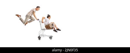 Ritratto di uomo che porta donna in carrello isolato su sfondo bianco. Stile retrò grandi vendite, shopping Foto Stock