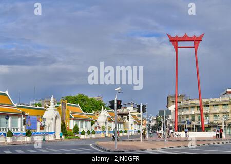 Il Red Giant Swing (Sao Ching-Chaa) in Bambung Muang Rd., nella parte vecchia di Bangkok (isola di Rattanakosin), Thailandia, e (a sinistra) tempio Wat Suthat Foto Stock