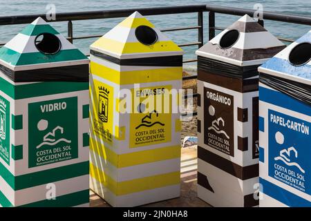 Contenitori per rifiuti separati. Marbella, Costa del Sol, Provincia di Malaga, Andalusia, Spagna meridionale. Foto Stock