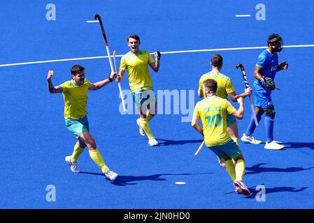 I Blake Govers australiani (a sinistra) festeggiano il loro primo obiettivo del gioco con i compagni di squadra nella partita di medaglia d'oro di hockey maschile contro l'India all'Università di Birmingham Hockey e Squash Center il giorno 11 dei 2022 Giochi del Commonwealth a Birmingham. Data foto: Lunedì 8 agosto 2022. Foto Stock