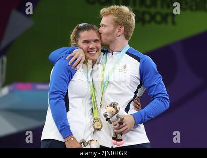 Smethwick, Regno Unito. 8th ago 2022. Grace Reid e James Heatly di Scozia celebrano le medaglie d'oro vincenti nell'evento misto sincronizzato di trampolino di lancio del 3m durante il giorno 11 dei Giochi del Commonwealth al Sandwell Aquatics Center di Smethwick. Il credito d'immagine dovrebbe leggere: Paul Terry Credit: Paul Terry Photo/Alamy Live News Foto Stock