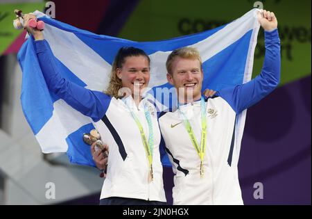 Smethwick, Regno Unito. 8th ago 2022. Grace Reid e James Heatly di Scozia celebrano le medaglie d'oro vincenti nell'evento misto sincronizzato di trampolino di lancio del 3m durante il giorno 11 dei Giochi del Commonwealth al Sandwell Aquatics Center di Smethwick. Il credito d'immagine dovrebbe leggere: Paul Terry Credit: Paul Terry Photo/Alamy Live News Foto Stock