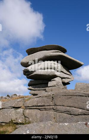 L'imponente roccia di granito impila il Cheesewring lasciato dall'azione glaciale su Stowes Hill a Bodmin Moor in Cornovaglia. Foto Stock