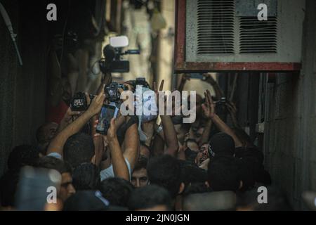 Gaza, Palestina. 08th ago, 2022. Palestinesi funerari i corpi di cinque martiri della famiglia Najm nel campo di Jabalia, che sono stati uccisi dopo un attacco aereo all'interno del cimitero di al-Faluja, ad ovest del campo di Jabalia nella striscia settentrionale di Gaza, 8 agosto 2022. Foto di Ramez Habboub/ABACAPRESS.COM Credit: Abaca Press/Alamy Live News Foto Stock