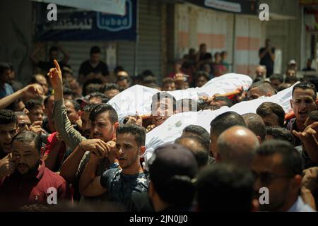 Gaza, Palestina. 08th ago, 2022. Palestinesi funerari i corpi di cinque martiri della famiglia Najm nel campo di Jabalia, che sono stati uccisi dopo un attacco aereo all'interno del cimitero di al-Faluja, ad ovest del campo di Jabalia nella striscia settentrionale di Gaza, 8 agosto 2022. Foto di Ramez Habboub/ABACAPRESS.COM Credit: Abaca Press/Alamy Live News Foto Stock