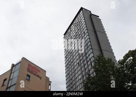 Guardando insieme alla St Paul's Tower e alla Sheffield Hallam University Foto Stock