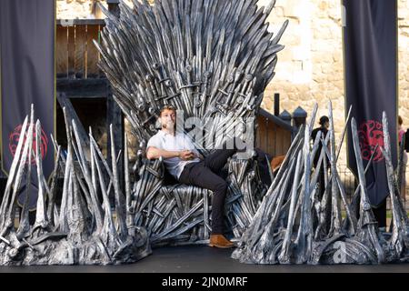 EDITORIALE USO SOLO reality TV star Sam Thompson siede sul Iron Throne fuori la Torre di Londra per segnare il lancio del prequel del Trono di Spade, House of the Dragon, in onda su Sky e il servizio di streaming ORA da agosto 22. Foto PA Data delle foto: Lunedì 8 agosto 2022. Il trono viene esposto alla Torre di Londra oggi e domani, davanti alla prima House of the Dragon la prossima settimana a Leicester Square. I fan e i visitatori della Torre di Londra potranno scoprire di più sulla serie di notizie tramite un codice QR accanto al Trono di ferro. Il Trono sarà poi in giro per il paese, inc Foto Stock