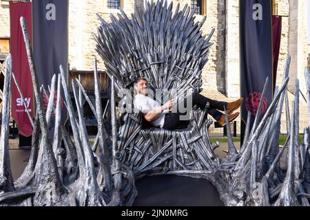 EDITORIALE USO SOLO reality TV star Sam Thompson siede sul Iron Throne fuori la Torre di Londra per segnare il lancio del prequel del Trono di Spade, House of the Dragon, in onda su Sky e il servizio di streaming ORA da agosto 22. Foto PA Data delle foto: Lunedì 8 agosto 2022.. Il trono viene esposto alla Torre di Londra oggi e domani, davanti alla prima House of the Dragon la prossima settimana a Leicester Square. I fan e i visitatori della Torre di Londra potranno scoprire di più sulla serie di notizie tramite un codice QR accanto al Trono di ferro. Il Trono visiterà il paese, in Foto Stock