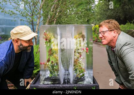Il designer John Warran (l) e Darren Stobbart (r) del Plantman, con piante congelate al 'The Plantman’s Ice Garden', Chelsea Flower Show Foto Stock