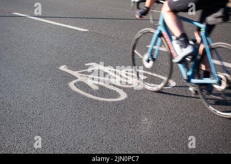 Dipingere il logo sulle strade dell'Inghilterra per indicare il posizionamento della bicicletta Foto Stock