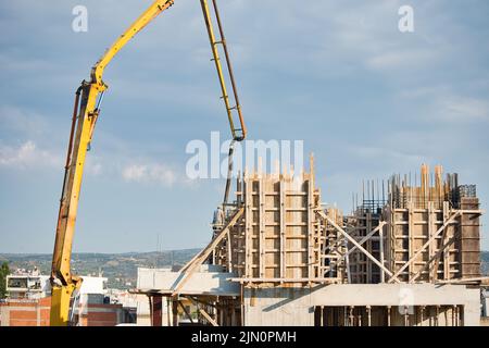 cantiere, costruzione di appartamenti con operai edili Foto Stock