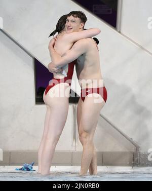 Smethwick, Regno Unito. 8th ago 2022. Noah Williams e Andrea Spendolini-Sirieix d'Inghilterra celebrano la loro competizione nell'evento Mixed Synchronized 10m platform diving durante il giorno 11 dei Giochi del Commonwealth al Sandwell Aquatics Center di Smethwick. Il credito d'immagine dovrebbe leggere: Paul Terry Credit: Paul Terry Photo/Alamy Live News Foto Stock