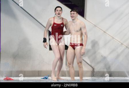 Smethwick, Regno Unito. 8th ago 2022. Noah Williams e Andrea Spendolini-Sirieix d'Inghilterra celebrano la loro competizione nell'evento Mixed Synchronized 10m platform diving durante il giorno 11 dei Giochi del Commonwealth al Sandwell Aquatics Center di Smethwick. Il credito d'immagine dovrebbe leggere: Paul Terry Credit: Paul Terry Photo/Alamy Live News Foto Stock