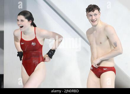 Smethwick, Regno Unito. 8th ago 2022. Noah Williams e Andrea Spendolini-Sirieix d'Inghilterra gareggiano nell'evento Mixed Synchronized 10m platform diving durante il giorno 11 dei Giochi del Commonwealth al Sandwell Aquatics Center di Smethwick. Il credito d'immagine dovrebbe leggere: Paul Terry Credit: Paul Terry Photo/Alamy Live News Foto Stock