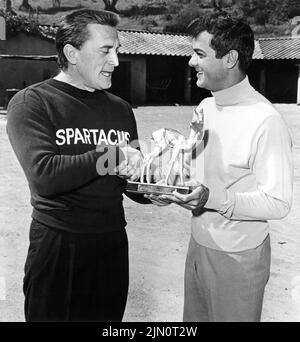 KIRK DOUGLAS presenta la co-star TONY CURTIS con il suo Bambi Award come miglior attore (Internazionale) per il dolce odore di successo sul set candid durante le riprese del direttore di SPARTACUS 1960 STANLEY KUBRICK romanzo Howard veloce sceneggiatura Dalton Trumbo musica Alex North Bryna Productions / Universal Pictures Foto Stock