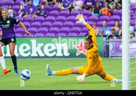 Orlando, Florida, USA, 7 agosto 2022, Angel City FC Goalkeeper Dijana Haracic #13 tenta di risparmiare all'Explororia Stadium. (Photo Credit: Marty Jean-Louis) Credit: Marty Jean-Louis/Alamy Live News Foto Stock