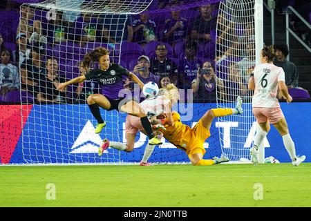 Orlando, Florida, USA, 7 agosto 2022, Angel City FC Goalkeeper Dijana Haracic #13 tenta di fare un salvataggio mentre si scontra con il difensore all'Explororia Stadium. (Photo Credit: Marty Jean-Louis) Credit: Marty Jean-Louis/Alamy Live News Foto Stock