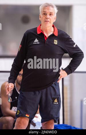 Colonia, Germania. 08th ago 2022. L'allenatore nazionale Gordon Herbert segue l'allenamento della squadra nazionale di basket. Il team si sta preparando per il Campionato europeo, che si terrà a settembre. Credit: Marius Becker/dpa/Alamy Live News Foto Stock