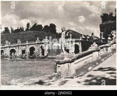 Fotografo sconosciuto, Palazzo Real di Caserta (senza dat.): Rampante della 2. Cascata. Foto su cartone, 20,2 x 26,2 cm (inclusi i bordi di scansione) senza bordi. Fotografa : Palazzo reale di Caserta (ohne DAT.) Foto Stock