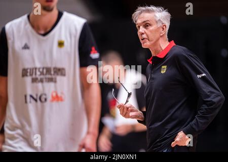 Colonia, Germania. 08th ago 2022. L'allenatore nazionale Gordon Herbert segue l'allenamento della squadra nazionale di basket. Il team si sta preparando per il Campionato europeo, che si terrà a settembre. Credit: Marius Becker/dpa/Alamy Live News Foto Stock