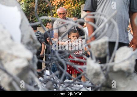 Jenin, Palestina. 02nd ago 2022. I palestinesi ispezionano la casa di Hassan al-Rifai, dopo la sua demolizione da parte dell'esercito israeliano nel villaggio di Rumaneh vicino a Jenin nella Cisgiordania occupata. Le forze armate israeliane hanno demolito le case dei palestinesi detenuti nelle prigioni israeliane, Sobhi Sbeihat, 29 anni, e Hassan al-Rifai, 19 anni, Che erano sospettati di uccidere tre israeliani nella città israeliana di Elad. Credit: SOPA Images Limited/Alamy Live News Foto Stock