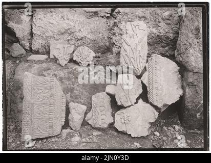 Fotografo sconosciuto, frammenti di fascio in Baalbek (senza dat.): Vista. Foto, 13,3 x 18,3 cm (inclusi i bordi di scansione) senza bordi. Fotografa : Gebälkfragmente in Baalbek (ohne DAT.) Foto Stock