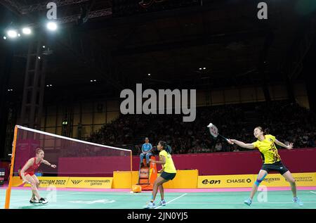 Lauren Smith d'Inghilterra in azione contro il Muralitharan Thinaah e Koong le Peary Tan della Malesia durante la partita di medaglia d'oro delle Donne doppie al NEC il giorno undici dei Giochi del Commonwealth 2022 a Birmingham. Data foto: Lunedì 8 agosto 2022. Foto Stock