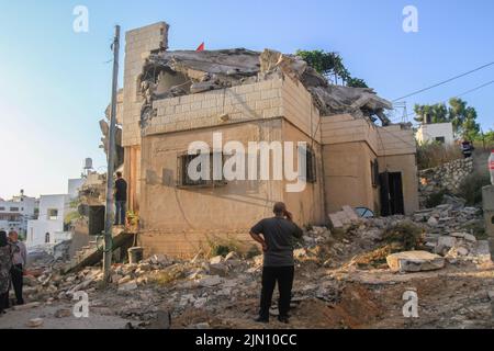 Jenin, Palestina. 2nd ago 2022. I palestinesi ispezionano la casa di Subihi Sbeihat, dopo la sua demolizione da parte dell'esercito israeliano nel villaggio di Rumaneh vicino a Jenin nella Cisgiordania occupata. Le forze armate israeliane hanno demolito le case dei palestinesi detenuti nelle prigioni israeliane, Sobhi Sbeihat, 29 anni, e Hassan al-Rifai, 19 anni, Che erano sospettati di uccidere tre israeliani nella città israeliana di Elad. (Credit Image: © Nasser Ishtayeh/SOPA Images via ZUMA Press Wire) Foto Stock