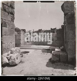 Fotografo sconosciuto, rovine del tempio (?) A Baalbek (senza dat.): Vista dei resti di un abside. Foto, 20,1 x 20,4 cm (inclusi i bordi di scansione) senza bordi. Fotografa : Tempelruinen (?) A Baalbek (ohne DAT.) Foto Stock