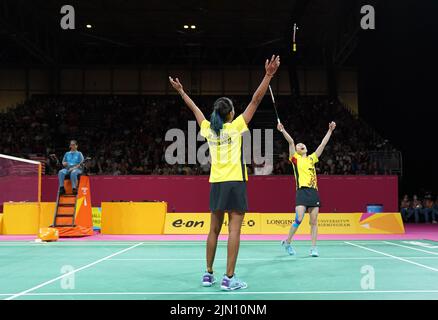 Muralitharan Thinaah e Koong le Peary Tan in Malesia festeggiano dopo aver vinto l'oro nel badminton delle Donne doppie al NEC il giorno undici dei Giochi del Commonwealth 2022 a Birmingham. Data foto: Lunedì 8 agosto 2022. Foto Stock